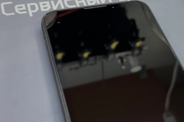 Кадр из видео: экран Blackview BL5000 в мастерской Альт
