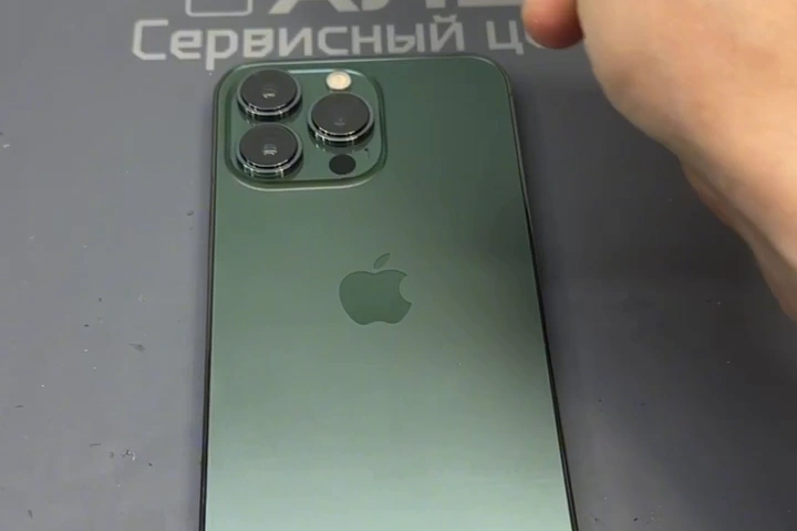 Кадр из видео: iPhone после замены повреждённого заднего стекла