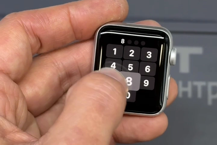 Кадр из видео: проверка тачскрина Apple Watch после ремонта