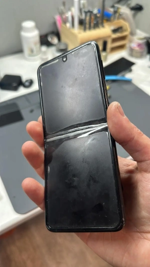 Фотография Ремонт Galaxy Z Flip 3 в Сургуте